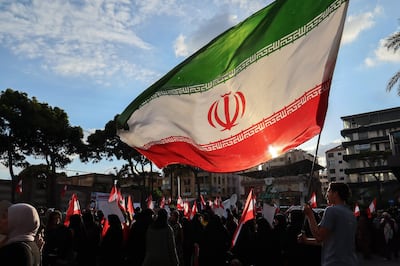 Una bandera iraní en una protesta de partidarios de Hizbulá en Beirut, Líbano.