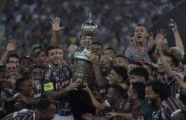 Los jugadores de Fluminense levantan el trofeo de la Copa Libertadores después de superar a Boca Juniors en la Final Única de la edición 2023 del certamen en el estadio Maracaná, en Rio de Janeiro.