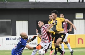 Matías López (d), futbolista de Guaraní, disputa el balón en un partido frente a San Lorenzo por la quinta fecha del torneo Apertura 2026 de la Primera División de Paraguay en el estadio La Arboleda, en Asunción, Paraguay.