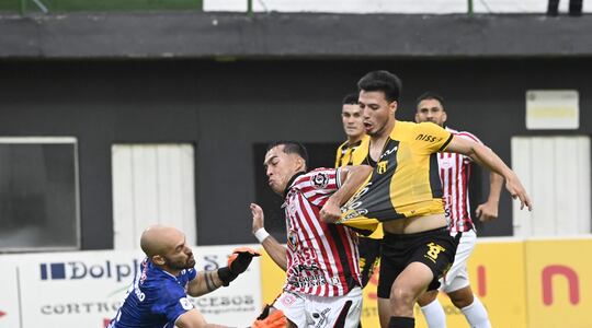 Matías López (d), futbolista de Guaraní, disputa el balón en un partido frente a San Lorenzo por la quinta fecha del torneo Apertura 2026 de la Primera División de Paraguay en el estadio La Arboleda, en Asunción, Paraguay.