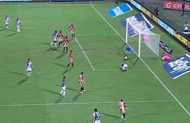 El paraguayo Guillermo Paiva, jugador de Junior, convierte un gol con la cola que fue anulado por posición adelantada.