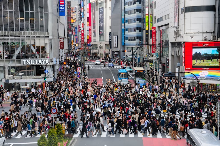 Personas en un cruce peatonal en Tokio, Japón.