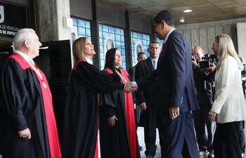 La magistrada del Tribunal Supremo de Justicia, Caryslia Beatriz Rodríguez (2i), que declaró abiertamente chavista, saluda al presidente de Venezuela, Nicolás Maduro (2d), en Caracas (Venezuela).