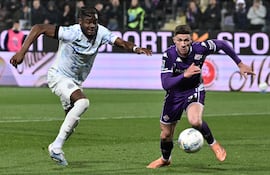 El defensa alemán del Inter de Milán, Yann Aurel Bisseck (número 31), disputa el balón con el defensa alemán de la Fiorentina, Robin Gosens (número 21), durante el partido de la Serie A italiana entre la Fiorentina y el Inter de Milán en el estadio Artemio Franchi de Florencia, el 22 de marzo de 2026. (Foto de Tiziana FABI / AFP)
