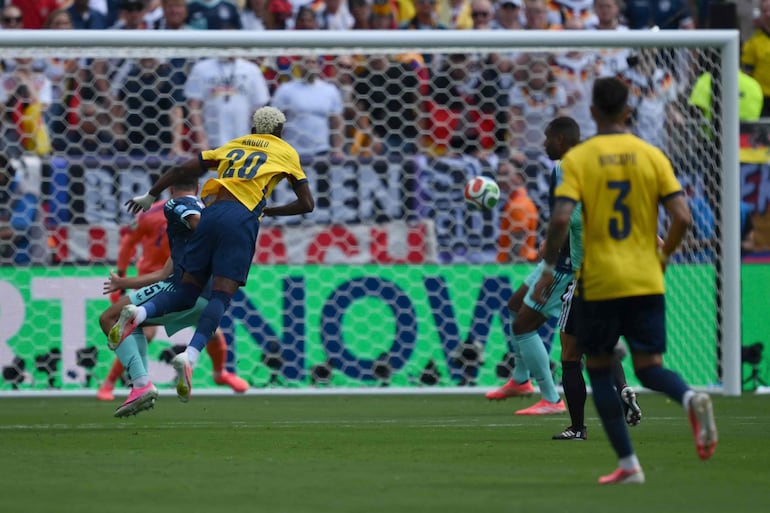 Derechazo del Nilson Angulo para anotar el primer gol de Ecuador en la Copa del Mundo 2026.