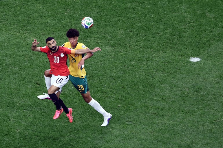 Lucas Herrington, defensa australiano, intenta impedir del control de Mohamed Salah, la máxima figura egipcia.
