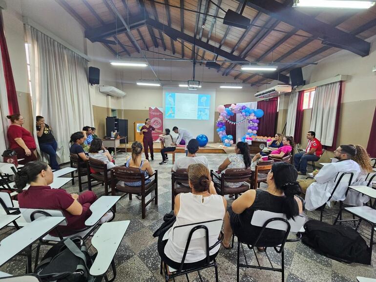 Hospital de Clínicas ofrece la "Escuela para Padres" para participar del parto.