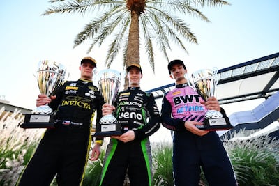 El piloto paraguayo Joshua Duerksen (c) con el trofeo de ganador de la carrera principal de la Fórmula 2 en el Circuito de Yas Marinas, en Abu Dabi, Emiratos Árabes Unidos.