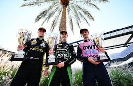 El piloto paraguayo Joshua Duerksen (c) con el trofeo de ganador de la carrera principal de la Fórmula 2 en el Circuito de Yas Marinas, en Abu Dabi, Emiratos Árabes Unidos.