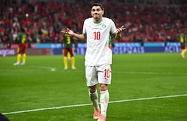 El delantero de Marruecos #10, Brahim Díaz, celebra haber anotado el primer gol de su equipo durante el partido de fútbol de cuartos de final de la Copa Africana de Naciones (CAN) entre Camerún y Marruecos en el estadio Prince Moulay Abdallah en Rabat.