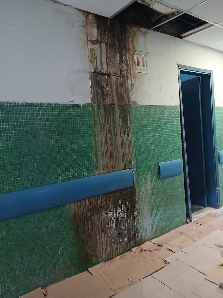 Pared de un pasillo del Hospital Central. 