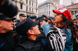 Una integrante del Movimiento Socialista de los Trabajadores (MST) discute con miembros de la Policía Federal Argentina durante una marcha con motivo del Día Internacional de los Trabajadores este miércoles, en Buenos Aires (Argentina). Los principales sindicatos de Argentina ratificaron, este miércoles, la huelga nacional en todo el territorio para el 9 de mayo, contra las medidas de ajuste y reformas en la "ley ómnibus" del Ejecutivo de Javier Milei, durante el cierre de las movilizaciones por el Día Internacional del Trabajador.