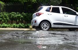 Enorme cráter sobre avenida España, obliga a vehículos a desviar el tránsito.