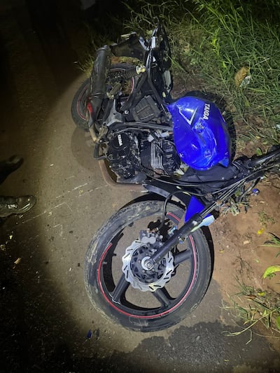 La motocicleta de la víctima quedó prácticamente destrozada a raíz del violento impacto.