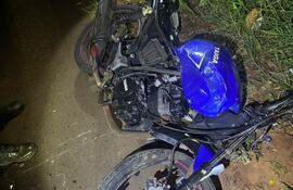 La motocicleta de la víctima quedó prácticamente destrozada a raíz del violento impacto.