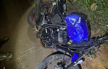 La motocicleta de la víctima quedó prácticamente destrozada a raíz del violento impacto.