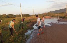 Vecinos de la compañía Potrerito, con azadas en mano, salen a reparar el camino rural en Acahay.