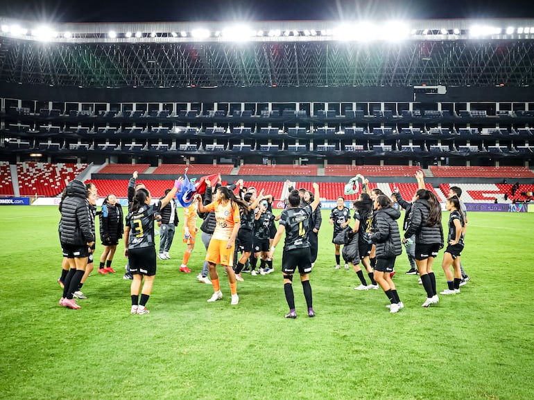 Las jugadores de Olimpia celebran la victoria sobre Liga de Quito por la fecha 2 del Grupo C de la Copa Libertadores Femenina 2026 en el estadio Rodrigo Paz Delgado, en Quito, Ecuador.