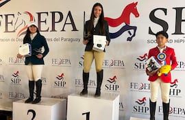 Valeria Jiménez (i). Mónica Vargas y Mauricio Brizuela los mejores categoría 1.20 en las competencias correspondientes a la 2ª Fecha del Ranking, que se llevó a cabo en la Sociedad Hípica Paranaense.