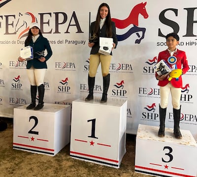 Valeria Jiménez (i). Mónica Vargas y Mauricio Brizuela los mejores categoría 1.20 en las competencias correspondientes a la 2ª Fecha del Ranking, que se llevó a cabo en la Sociedad Hípica Paranaense.