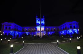 El Palacio de López ilumado de azul por el Día Mundial de Concienciación sobre el Autismo.