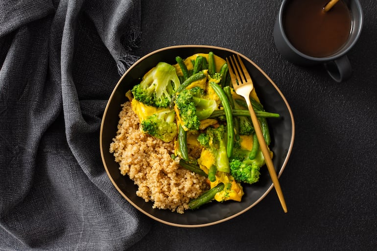 Bowl de quinoa, huevo y vegetales.