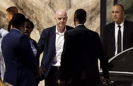 TOPSHOT - El presidente de la FIFA, Gianni Infantino (centro), abandona el estadio Al-Madina de Rabat tras el partido de la Copa Africana de Naciones Femenina 2026 entre Malaui y Zambia, disputado el 5 de agosto de 2026. Infantino, quien había sido objeto de críticas por un plan —ya descartado— para abrir la Copa del Mundo a la inversión privada, había mantenido previamente conversaciones de urgencia en Marruecos con directivos del organismo rector del fútbol mundial.