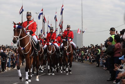 AME1774. ASUNCIÓN (PARAGUAY), 14/05/2026.- Integrantes de las fuerzas militares de Paraguay participan en el desfile militar por la conmemoración de los 215 años de la Independencia este jueves, en Asunción (Paraguay). EFE/ Juan Pablo Pino