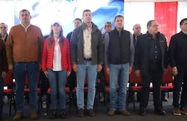 De izquierda a derecha: el intendente Sergio Galeano, la gobernadora Norma Zárate de Monges, el presidente Santiago Peña, el ministro de Agricultura y Ganadería, Carlos Giménez, y José Alberto Alderete.