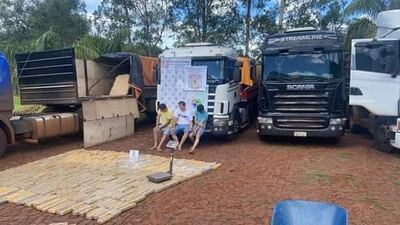 Los detenidos aparecen con las evidencias incautadas por la comitiva fiscal y policial.