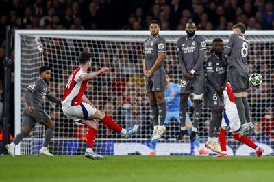 London (United Kingdom), 08/04/2025.- Declan Rice of Arsenal (L) takes a free kick to score the 1-0 goal during the UEFA Champions League quarter-final 1st leg match between Arsenal FC and Real Madrid in London, Britain, 08 April 2025. (Liga de Campeones, Reino Unido, Londres) EFE/EPA/TOLGA AKMEN
