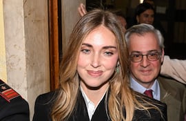 La influencer de moda italiana Chiara Ferragni, tras ser absuelta en un juicio por fraude de pasteles, sale de la sala del juzgado de Milán .