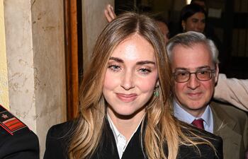 La influencer de moda italiana Chiara Ferragni, tras ser absuelta en un juicio por fraude de pasteles, sale de la sala del juzgado de Milán .