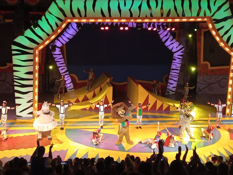 Color, humor y acrobacias se unen en el "Madagascar Circus Show", un espectáculo familiar que combina música, personajes entrañables y destreza circense que hacen reír y sorprender a grandes y chicos en Beto Carrero World.