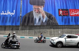Mural con la imagen del ayatolá Alí Jamenei, cuyo funeral tendrá lugar lugar casi 5 meses después de su muerte el pasado 28 de febrero cuando comenzó la guerra de Israel y Estados Unidos contra Irán.