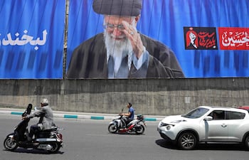 Mural con la imagen del ayatolá Alí Jamenei, cuyo funeral tendrá lugar lugar casi 5 meses después de su muerte el pasado 28 de febrero cuando comenzó la guerra de Israel y Estados Unidos contra Irán.