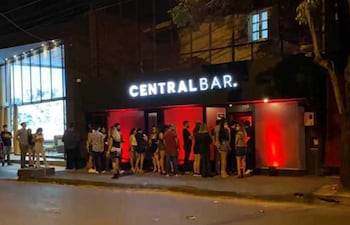 Fachada del nuevo local de Central Bar que se habilitó anoche.