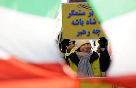 Manifestantes contra el gobierno de Irán se manifiestan el sábado en Londres, Reino Unido.