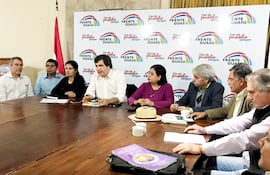 En el centro los senadores Carlos Filizzola y Esperanza Martínez, ayer en la reunión de integrantes del FG. Gentileza.