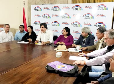 En el centro los senadores Carlos Filizzola y Esperanza Martínez, ayer en la reunión de integrantes del FG. Gentileza.