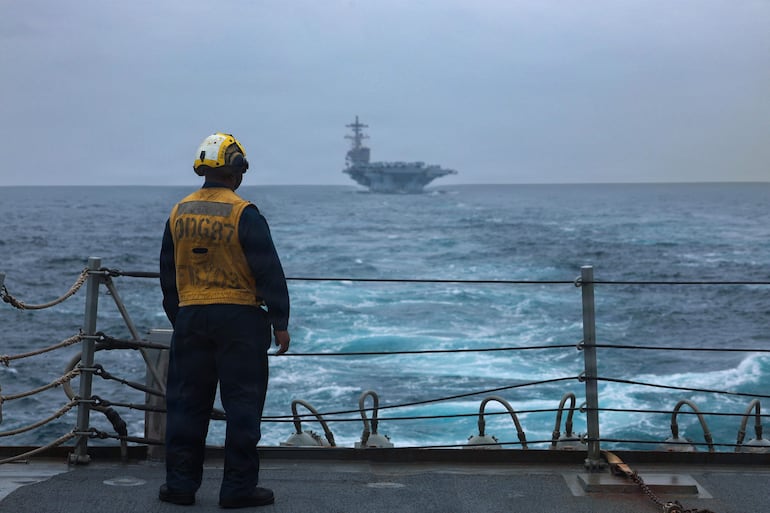 Un marinero estadounidense en la cubierta del buque destructor USS Mason.