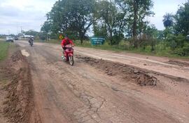 La ruinosa ruta asfaltada que une Puerto Jejuí con el microcentro de San Pedro de Ycuamandyyú.