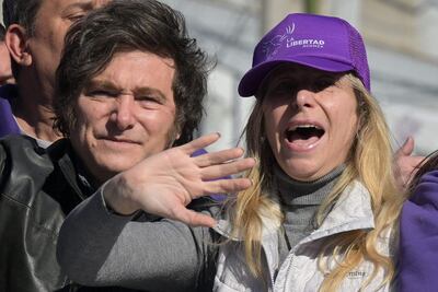 El presidente de Argentina, Javier Milei (i) junto a su hermana y secretaria general de la presidencia,  Karina Milei. 