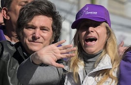 El presidente de Argentina, Javier Milei (i) junto a su hermana y secretaria general de la presidencia, Karina Milei.