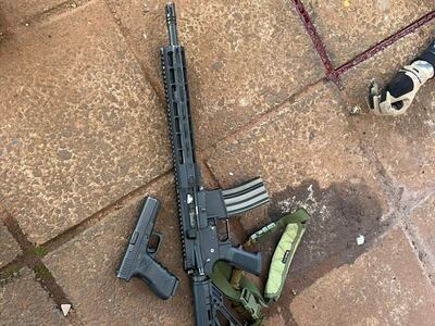 Las armas incautadas en poder del delincuente abatido en Ciudad del Este, tras el violento atraco a un cambista.