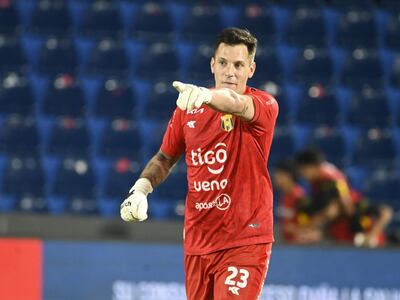 El argentino Gaspar Servio (rojo), futbolista de Guaraní, celebra un gol en el partido frente a Olimpia por la duodécima fecha del torneo Apertura 2025 del fútbol paraguayo en el estadio Defensores del Chaco, en Asunción, Paraguay.