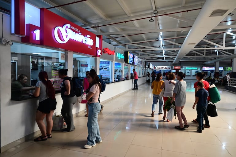Pasajeros circulan por la zona de compra de pasajes en la Estación de Buses de Asunción.