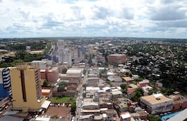 En el microcentro de Ciudad del Este, en la zona comercial emergen imponentes edificios de altura, shoppings y otros emprendimientos creados en el proceso de su reinvención.