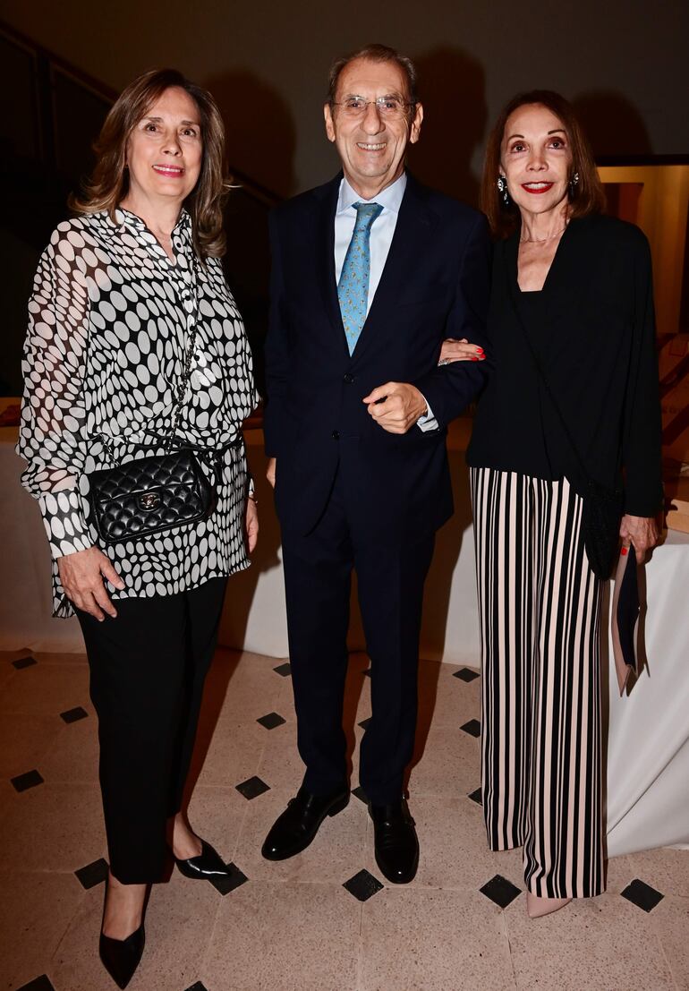 Diana Díaz de Espada; Claude-Robert Ellner, exembajador de Alemania, y Alejandra Mastro. 