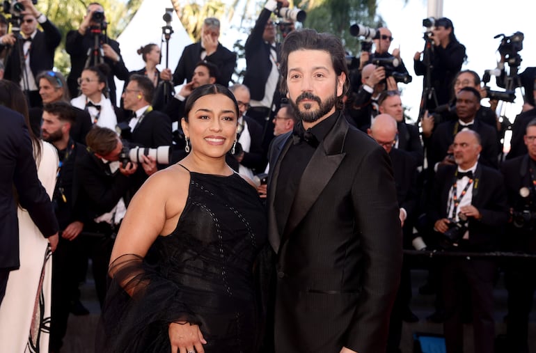 Diego Luna y Adriana Paz llegando a la premier de The Electric Kiss en Cannes. (EFE/EPA/TERESA SUAREZ)
